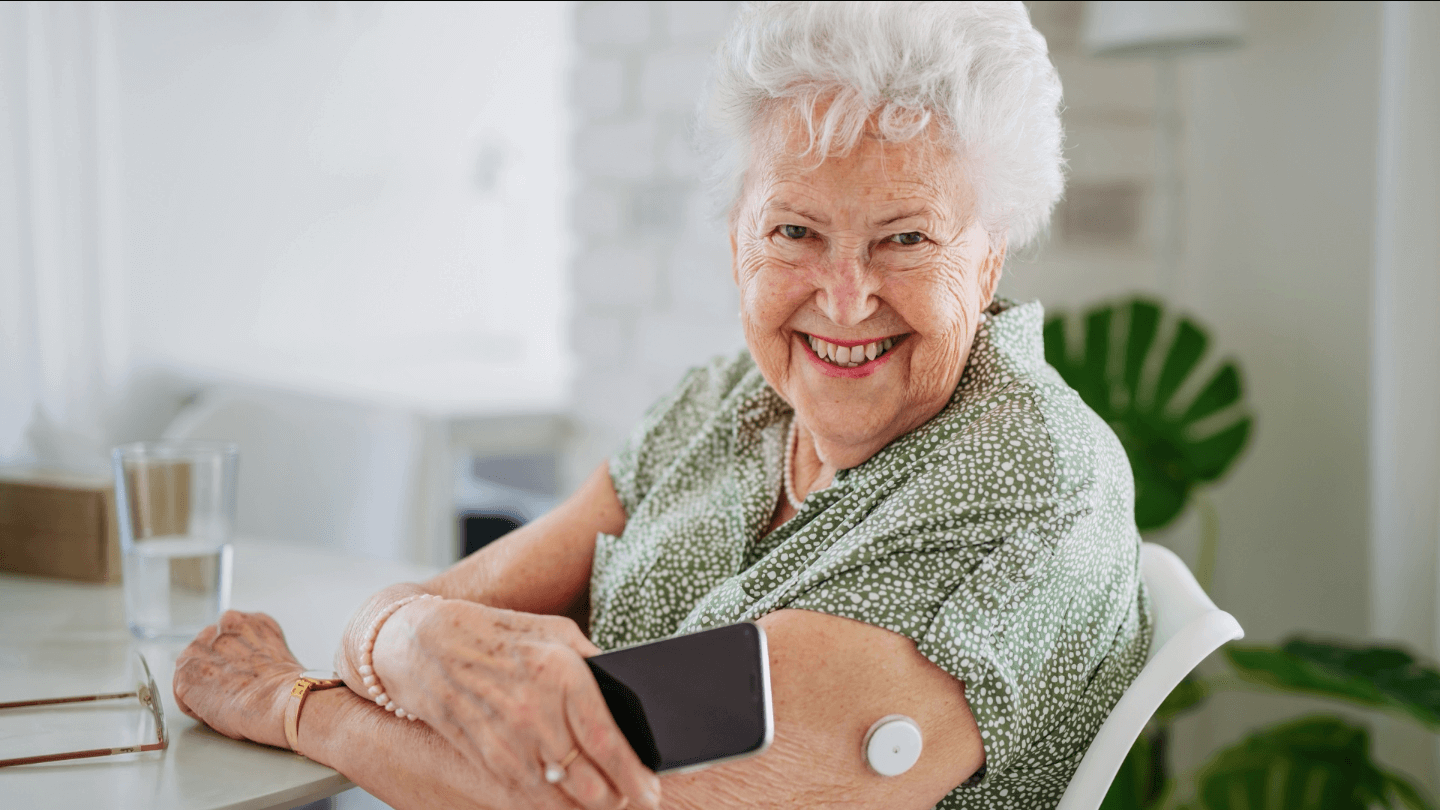 Foto: Senhora Idosa com diabetes faz uso de monitor contínuo de glicose (GCM)