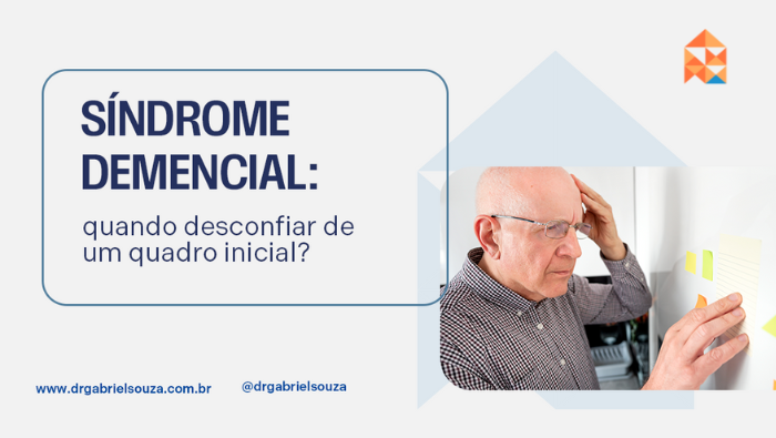 Homem idoso com expressão confusa tenta ler anotações em papéis coloridos colados na parede, ilustrando dificuldade de memória.