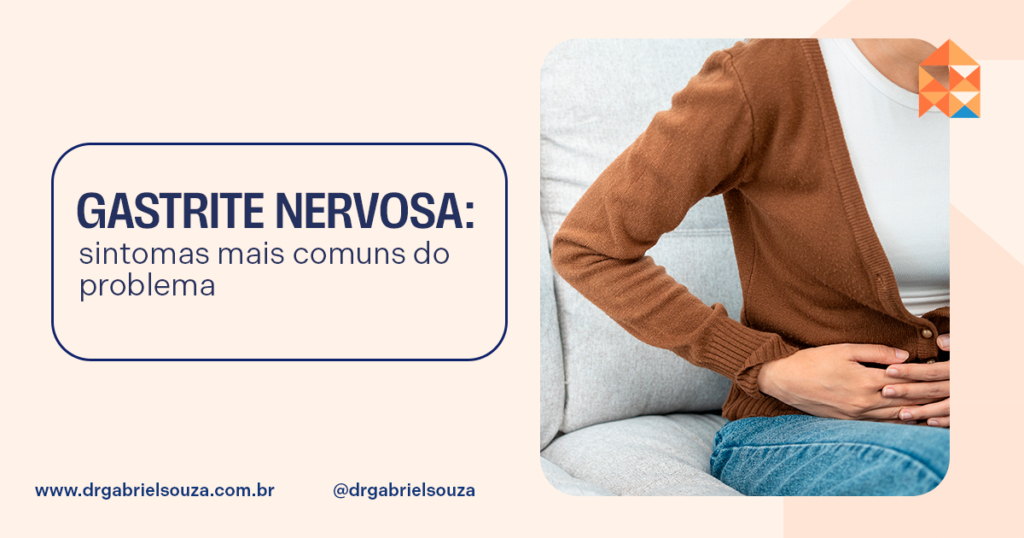 Gastrite nervosa: sintomas mais comuns do problema 1 Mulher sentada no sofá segurando o abdômen com as duas mãos, demonstrando desconforto ou dor abdominal.