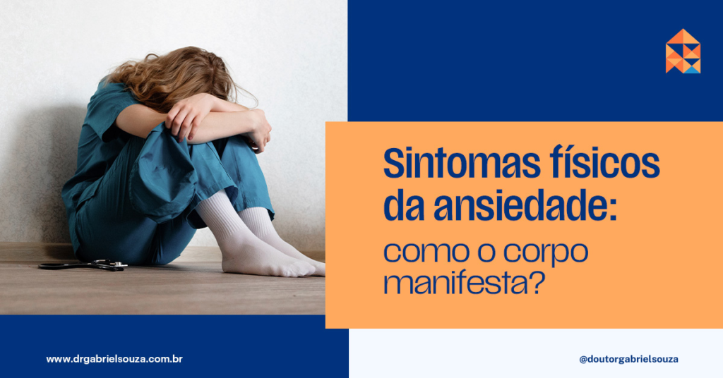 Pessoa sentada no chão abraçando as pernas, com postura retraída em ambiente interno e expressão de tristeza.