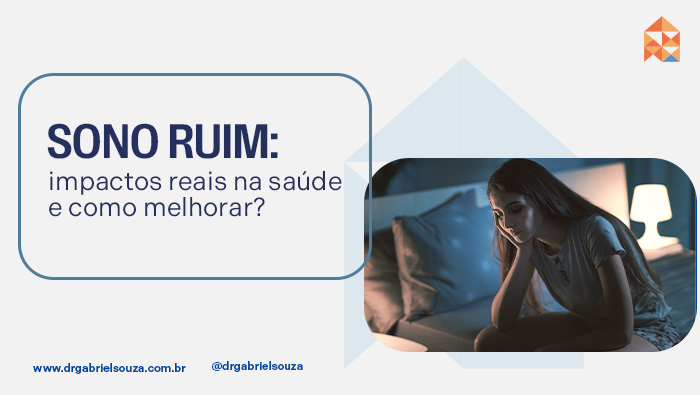 Jovem sentada à noite com expressão cansada, apoiando o rosto na mão em ambiente com luz suave.